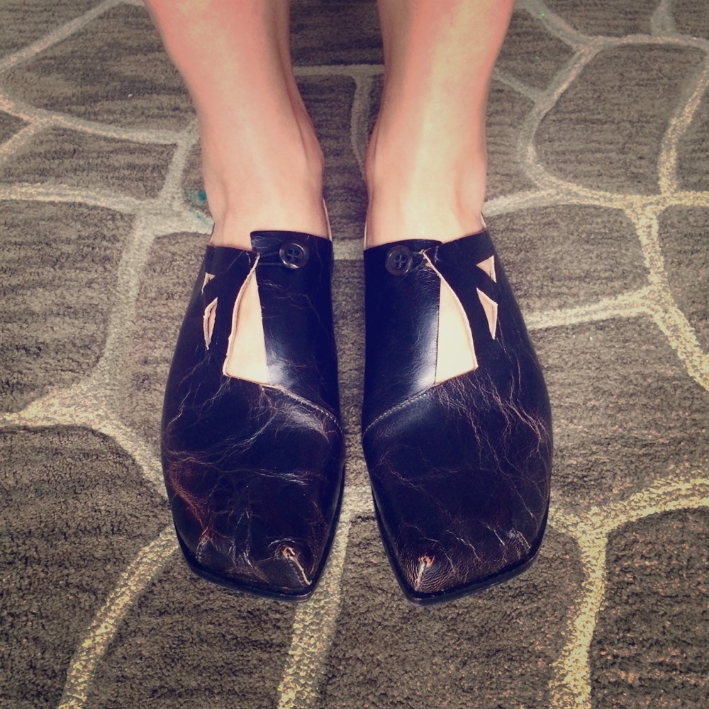 CYDWOQ Handmade all leather button shoes.